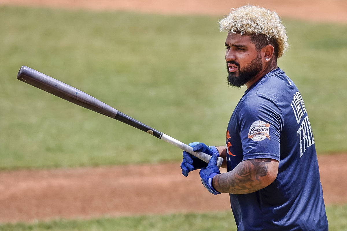 Un pelotero con camiseta de Caribes sostiene un bate en el terreno de juego