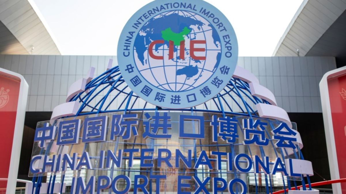 Entrada de un centro de exposiciones con el letrero de la China International Import Expo