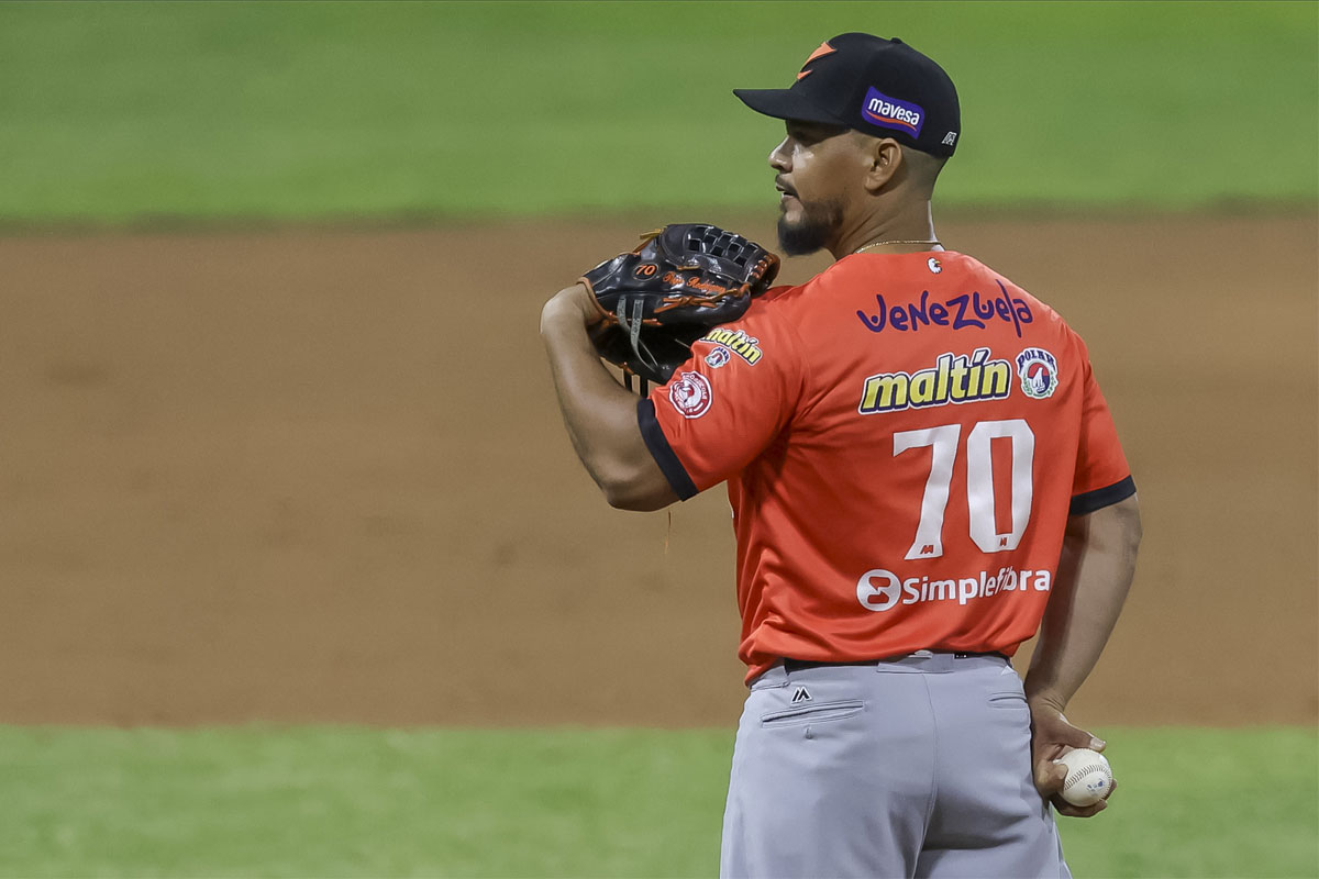 Un lanzador de espaldas en el montículo