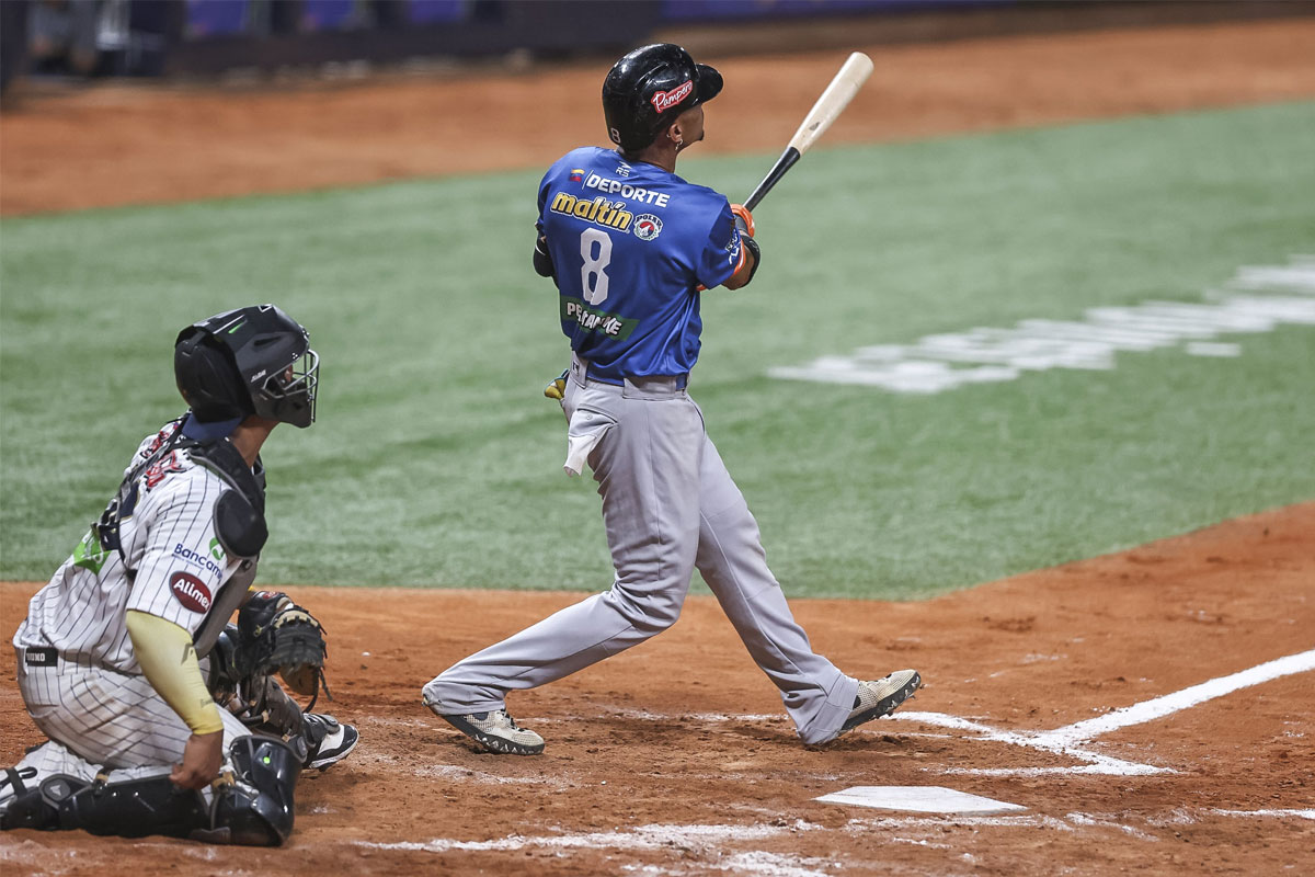 Un bateador sigue la pelota tras el swing