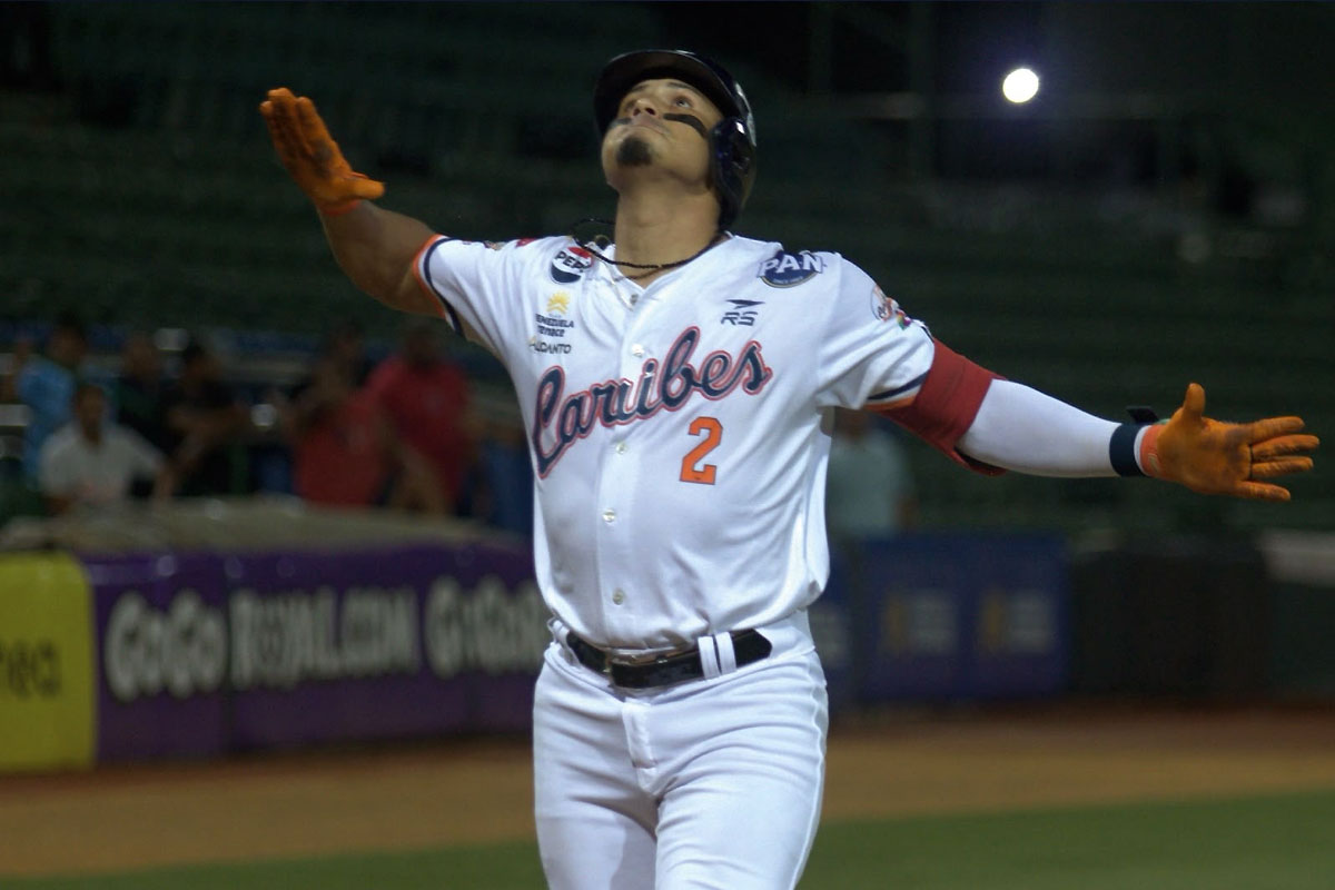 Un pelotero de Caribes celebra con los brazos abiertos en el terreno