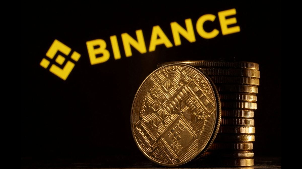 Logotipo de Binance junto a monedas
