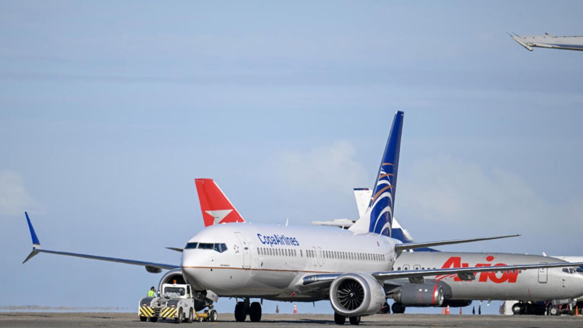 Avión de Copa Airlines en la pista