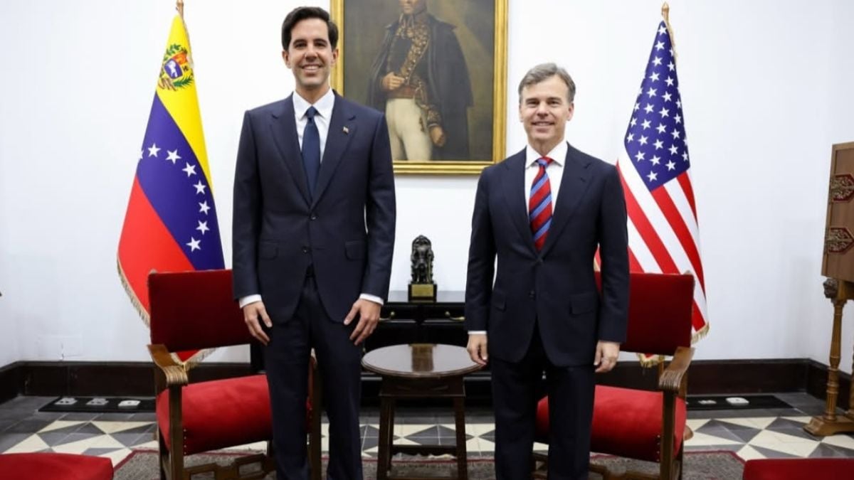 El canciller Oliver Blanco y el encargado de negocios de Estados Unidos, John Barrett, en la Cancillería