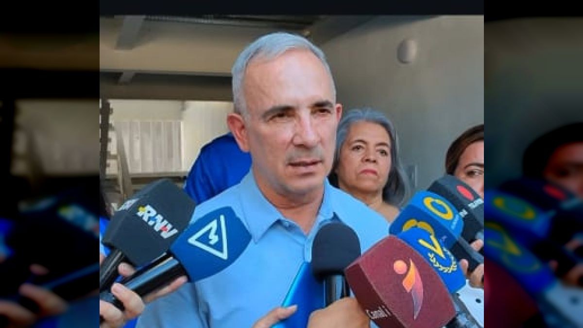 Freddy Bernal habla ante micrófonos de la prensa