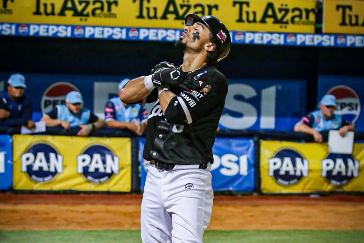 César Izturis Jr., de Caribes de Anzoátegui, en el terreno