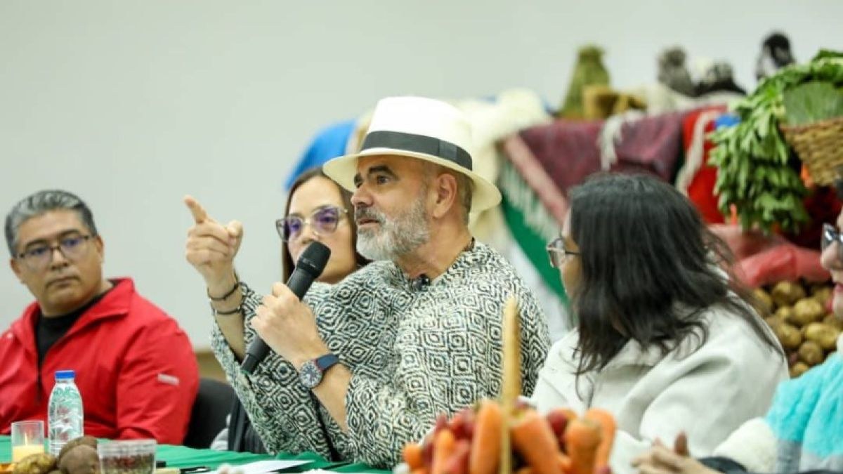 Jornada agrícola con productores y una mesa con hortalizas en Mucuchíes, Mérida