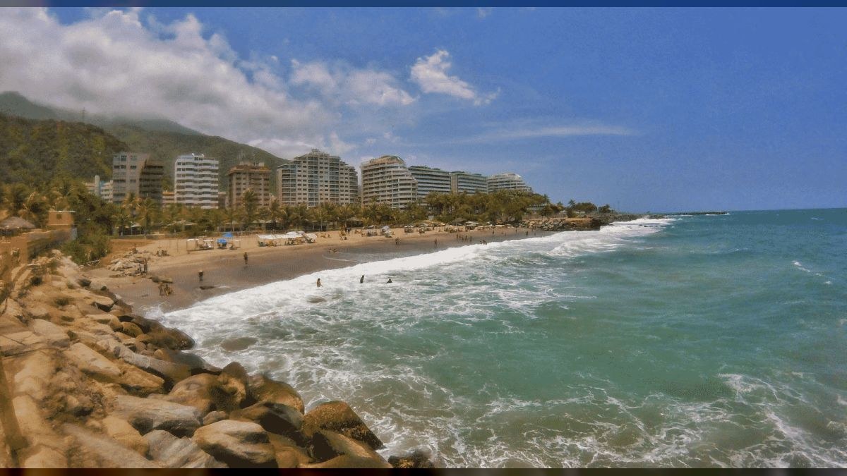 Vista de una playa de La Guaira con edificios al fondo
